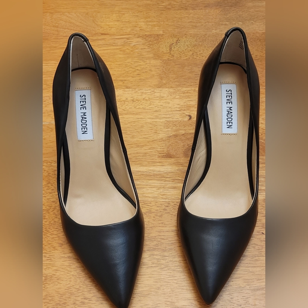 Gorgeous black pumps